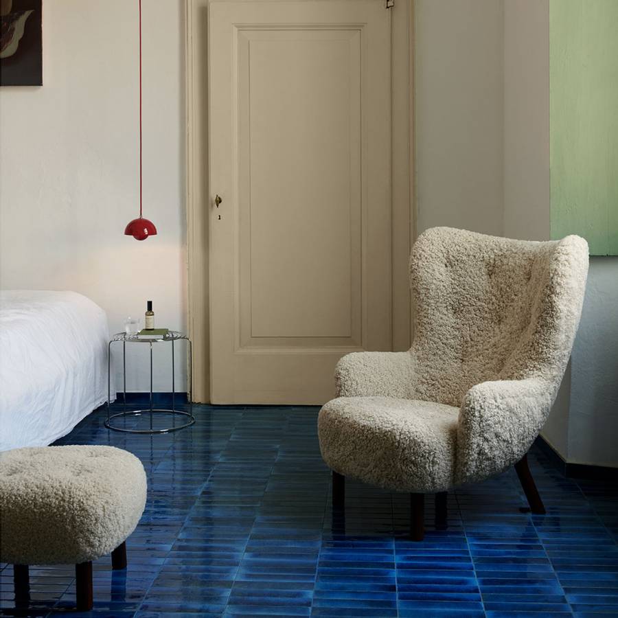 &Tradition - Petra Lenestol + Puff Sheepskin Moonlight